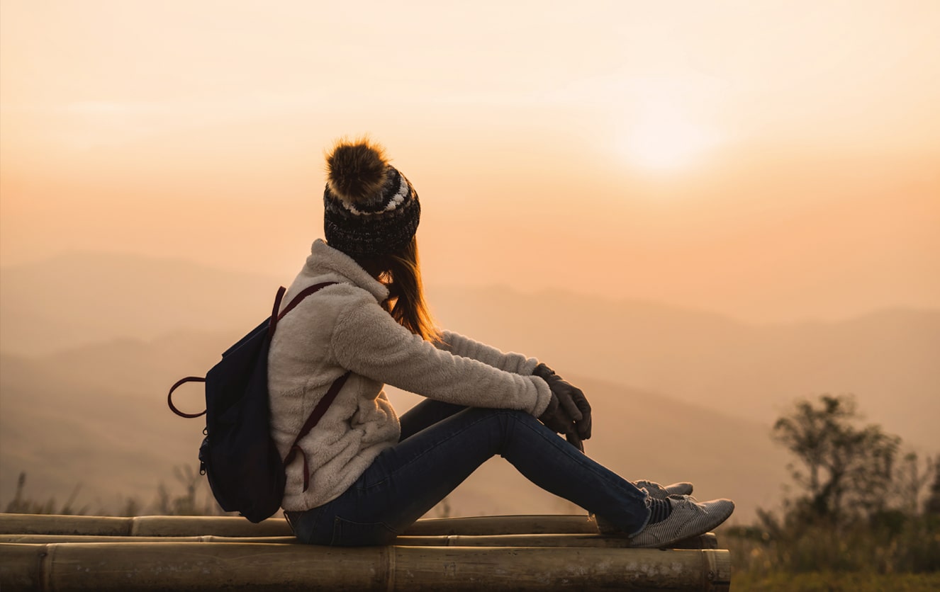 Mujer viendo atardecer