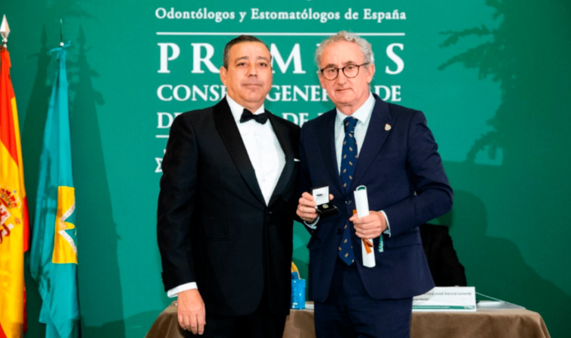 El Dr. Tomás Cobo, miembro de honor de la Organización Colegial de Dentistas de España