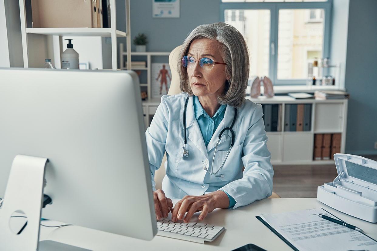 Doctora frente al ordenador