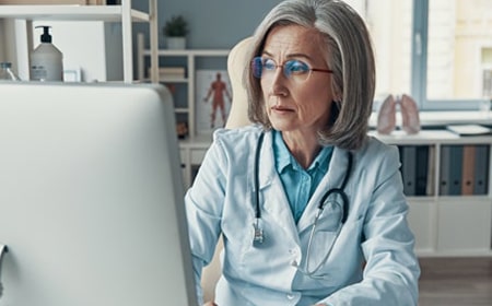 Doctora frente al ordenador