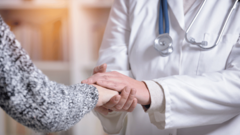 mano_medico_y_mano_paciente