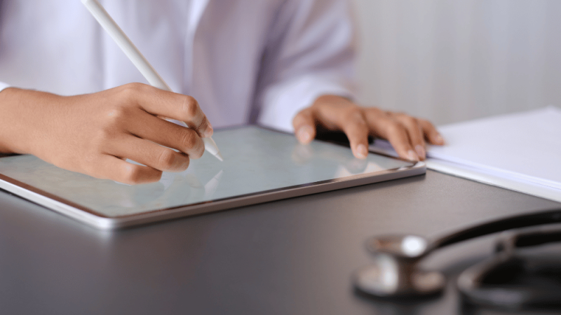 medica_escribiendo_en_tablet