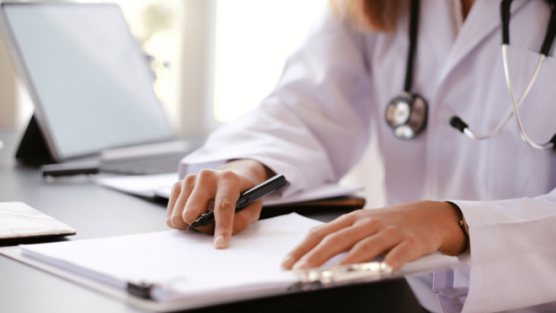 doctora_en_escritorio