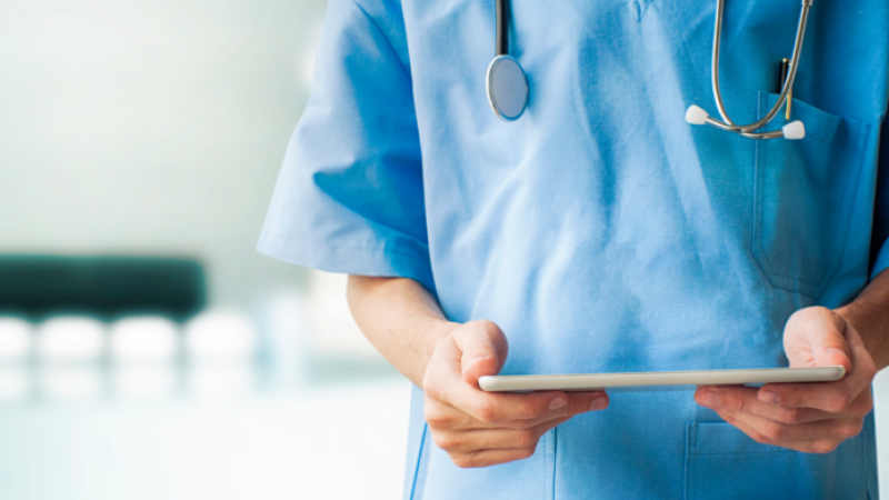 medico-tablet_en_la_mano