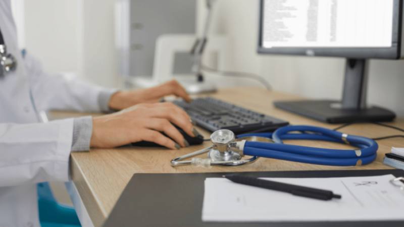 doctora_trabajando_con_ordenador