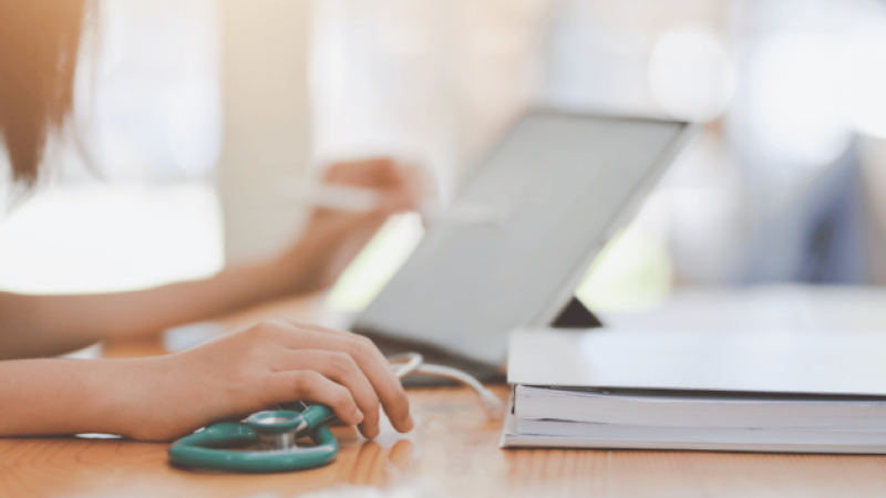 medica_con_portatil