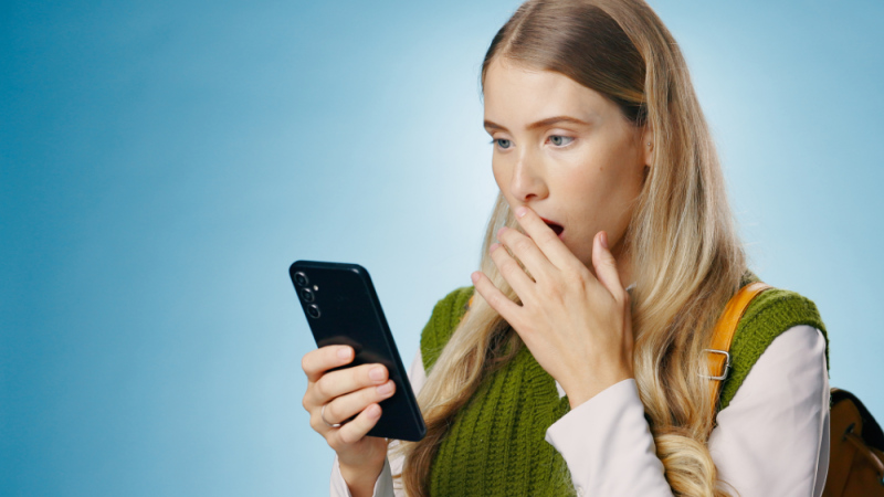 bulo-rrss, Chica mirando móvil