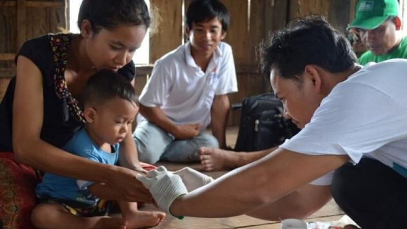 un_nino_es_atendido_por_un_medico._salud_espana_europa_sociedad_madrid_malaria_consortium