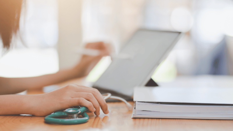 medico-con_ordenador