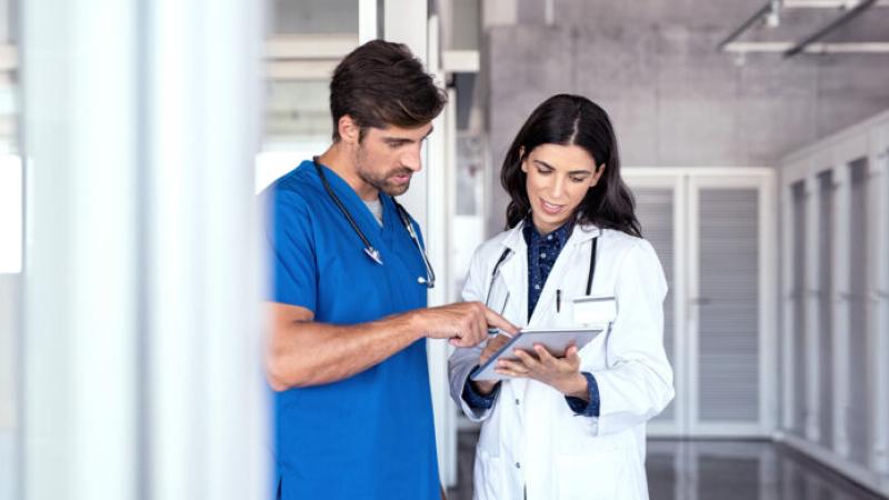 dos_medicos_consultando_tablet