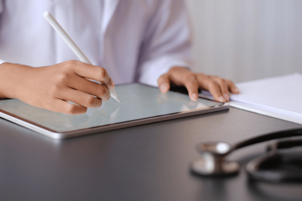 medica_escribiendo_en_tablet