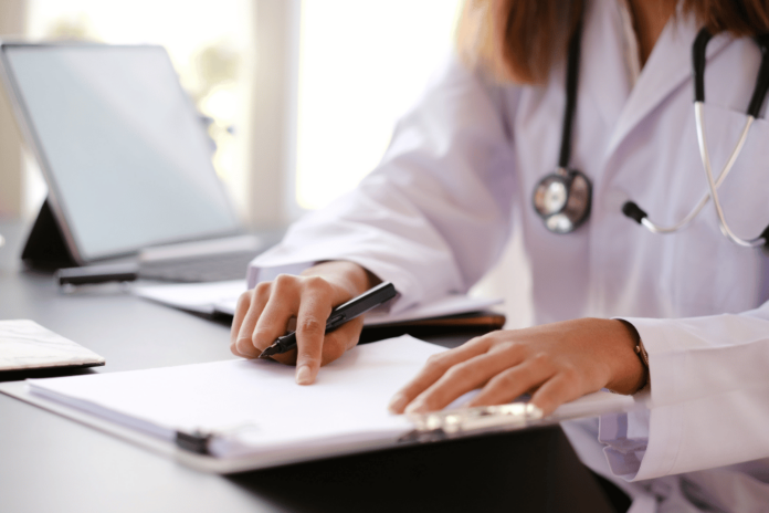 doctora_en_escritorio
