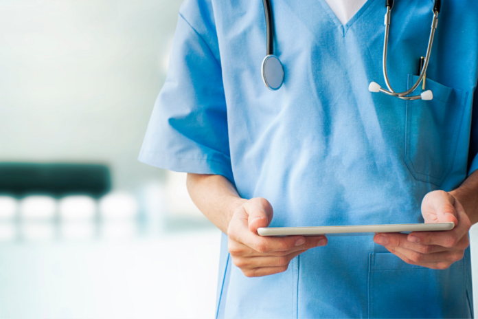 medico-tablet_en_la_mano