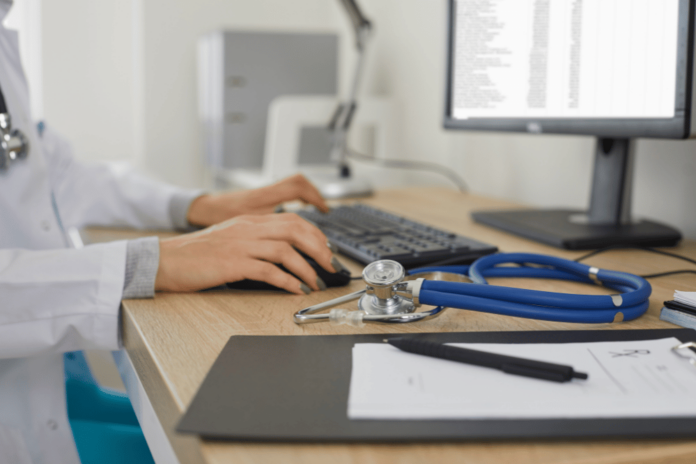 doctora_trabajando_con_ordenador