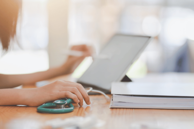 medica_con_portatil