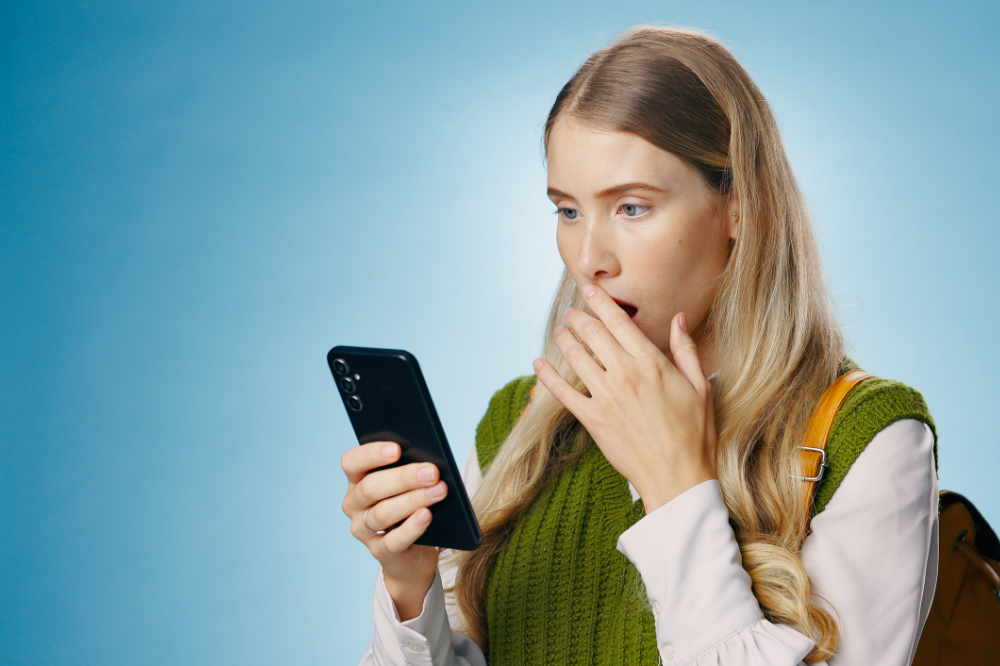 bulo-rrss, Chica mirando móvil