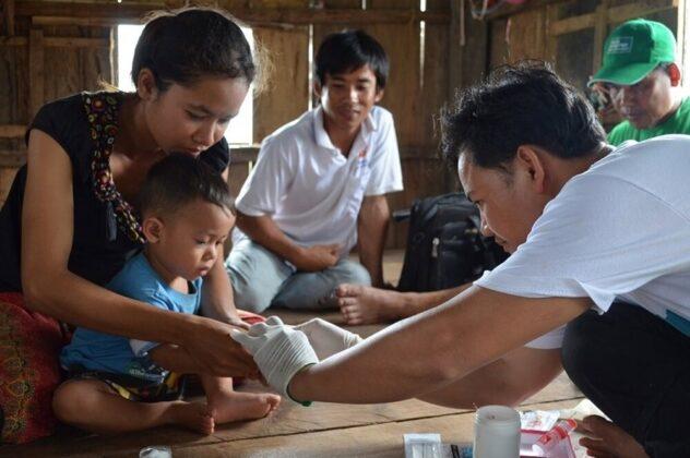 un_nino_es_atendido_por_un_medico._salud_espana_europa_sociedad_madrid_malaria_consortium