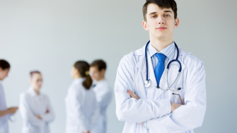 Médico joven