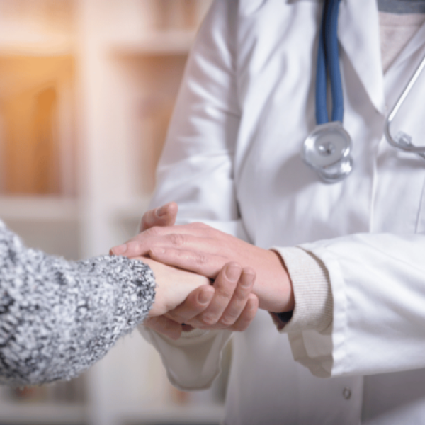 mano_medico_y_mano_paciente