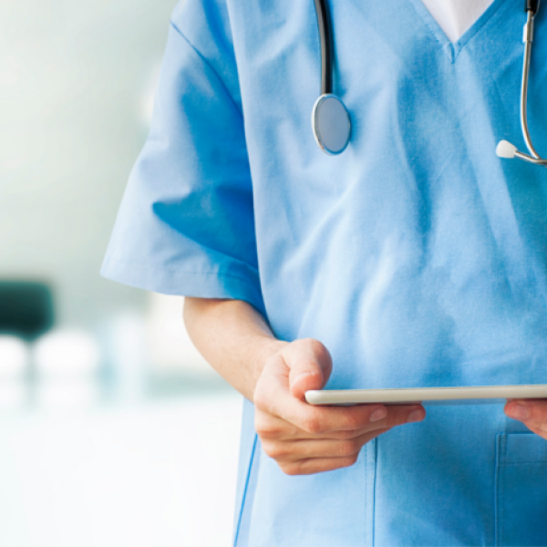 medico-tablet_en_la_mano