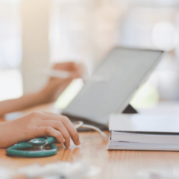medica_con_portatil