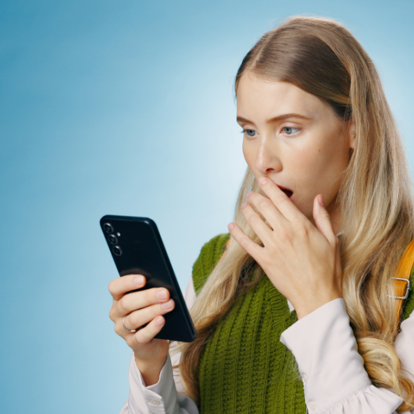 bulo-rrss, Chica mirando móvil