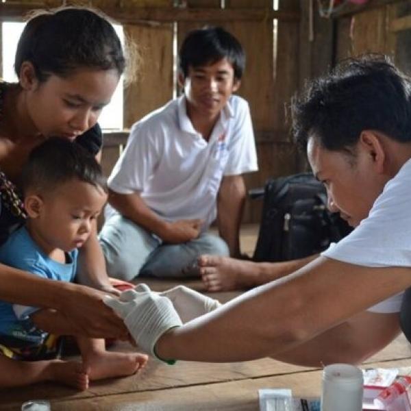 un_nino_es_atendido_por_un_medico._salud_espana_europa_sociedad_madrid_malaria_consortium