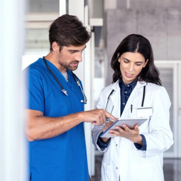 dos_medicos_consultando_tablet